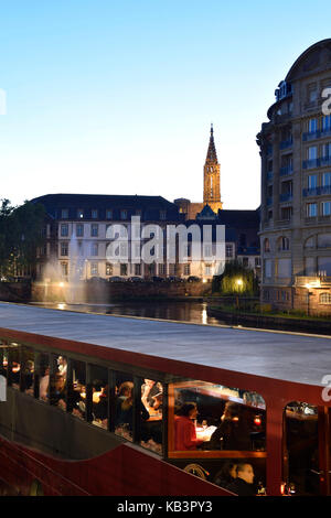 Francia, Bas Rhin, Strasburgo, città vecchia elencati come patrimonio mondiale dall' UNESCO, caffetterie barche sul Quai des Bateliers sulle rive del fiume Ill e alla cattedrale di Notre Dame in background Foto Stock