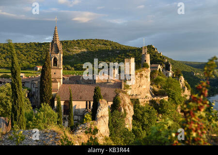 Francia, Gard, Aigueze, etichettati Les Plus Beaux Villages de France (i più bei villaggi di Francia), borgo medievale arroccato sopra l'Ardeche Foto Stock