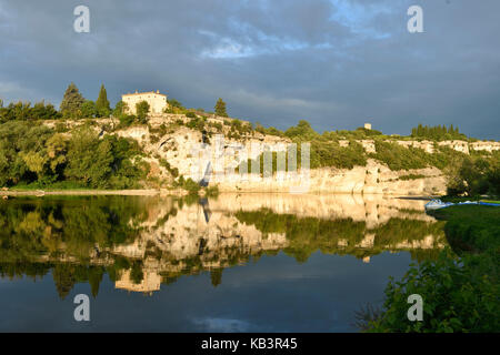 Francia, Gard, Aigueze, etichettati Les Plus Beaux Villages de France (i più bei villaggi di Francia), borgo medievale arroccato sopra l'Ardeche Foto Stock