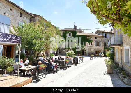 Francia, Gard, Aigueze, etichettati Les Plus Beaux Villages de France (i più bei villaggi di Francia), borgo medievale arroccato sopra l'Ardeche Foto Stock