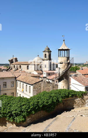 Francia, Gard, Beaucaire, Chinoiserie un brano del Clausonnette Mansion House e la Cattedrale di Notre Dame des Pommiers collegiata Foto Stock