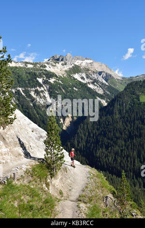 Francia, Savoie, massiccio della Vanoise, Valle Tarentaise, Courchevel, escursionismo verso la Dent du Villard (2284 m) che si affaccia sulla Aiguille de Mey (2844m) del Parco Nazionale della Vanoise Foto Stock