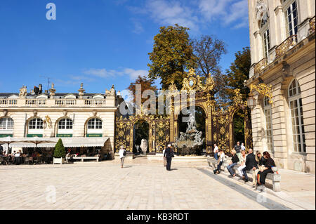 Francia, Meurthe et Moselle, Nancy, Place Stanislas (ex Place Royale) costruito da Stanislas Leszczynski nel 18 ° secolo, classificato come Patrimonio Mondiale dall'UNESCO, Fontana di Amphitrite e porta d'oro di Jean Lamour Foto Stock