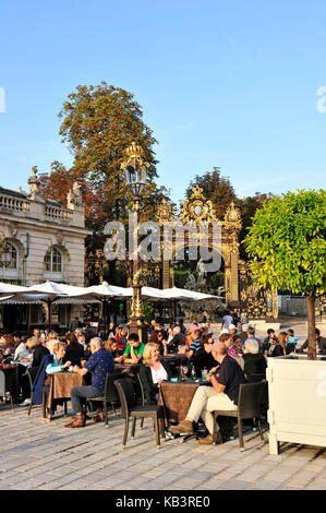 Francia, Meurthe et Moselle, Nancy, Place Stanislas (ex Place Royale) costruito da Stanislas Leszczynski nel 18 ° secolo, classificato come Patrimonio Mondiale dall'UNESCO, Fontana di Amphitrite e porta d'oro di Jean Lamour Foto Stock