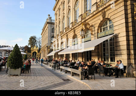 Francia, Meurthe et Moselle, Nancy, Place Stanislas (ex Place Royale) costruito da Stanislas Leszczynski nel 18 ° secolo, classificato come Patrimonio Mondiale dall'UNESCO, Grand Hotel de la Reine e Fontana di Amphitrite Foto Stock