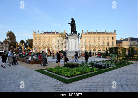 Francia, Meurthe et Moselle, Nancy, Place Stanislas (ex Place Royale) costruito da Stanislas Leszczynski nel 18 ° secolo, classificato come Patrimonio Mondiale dall'UNESCO, statua del re Stanislas Leszczynski Foto Stock