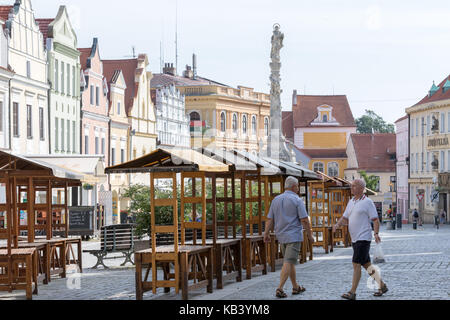 Třeboň, Repubblica Ceca - 18 agosto 2017: piazza principale con tipiche case nel centro storico della città Foto Stock