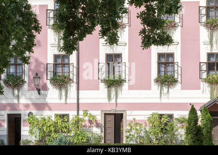 Třeboň, Repubblica Ceca - 18 agosto 2017: vecchi condomini fiancheggiata dalle strade della città, con una fila di finestre Foto Stock