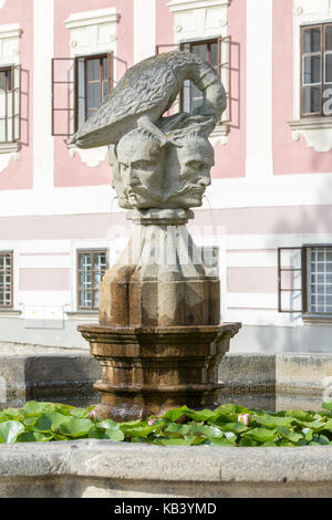 Třeboň, Repubblica Ceca - 18 agosto 2017: caratteristica fontana nel centro storico della città Foto Stock