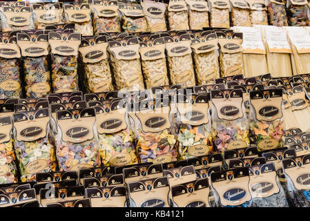 Una selezione assortita di pasta nella strada del mercato Foto Stock