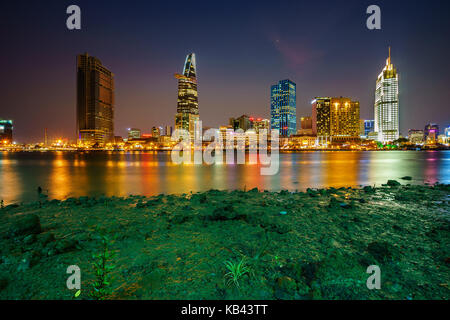 Il centro di Saigon nel crepuscolo (vista da thu thiem distretto), la città di Ho Chi Minh, Vietnam. saigon è la più grande città e centro economico in Vietnam Foto Stock