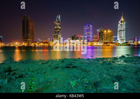 Il centro di Saigon nel crepuscolo (vista da thu thiem distretto), la città di Ho Chi Minh, Vietnam. saigon è la più grande città e centro economico in Vietnam Foto Stock