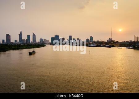 Barca sul fiume Saigon nel tramonto, Ho chi minh city, Vietnam. Ho chi minh city (aka Saigon) è la più grande città e centro economico in Vietnam Foto Stock