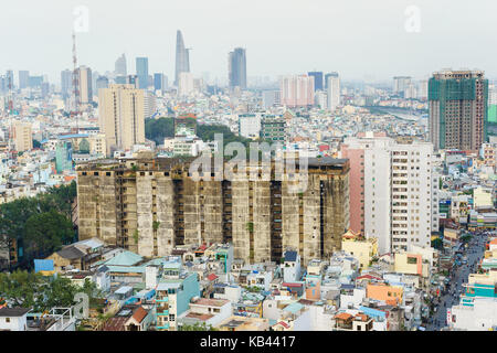 Vecchio appartamento nel tramonto, a Saigon, Vietnam. Ho chi minh city (aka Saigon) è la più grande città e centro economico in Vietnam Foto Stock