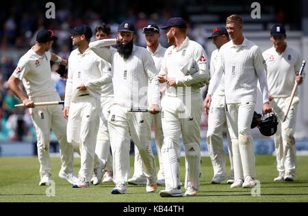 Moeen Ali d'Inghilterra conduce i giocatori fuori dal campo dopo aver tenuto un hat-trick durante il giorno cinque del terzo Investec Test match tra Inghilterra e Sud Africa al ovale a Londra. 31 Lug 2017 Foto Stock