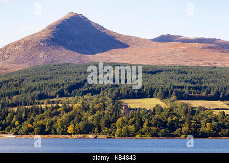 Vista di capra cadde la montagna più alta dell'isola di Arran attraversata Brodrick Bay. La Scozia. Foto Stock