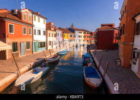 Canal in scena la coloratissima isola italiana di Burano, situato appena al di fuori di venezia, Italia Foto Stock