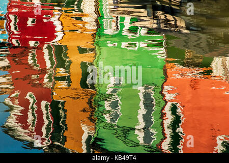 Case colorate di Burano, Italia riflette l'acqua Foto Stock