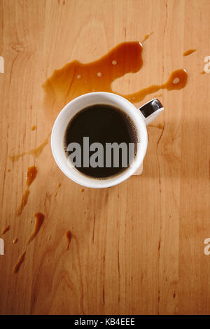 Caffè versato su un tavolo Foto Stock