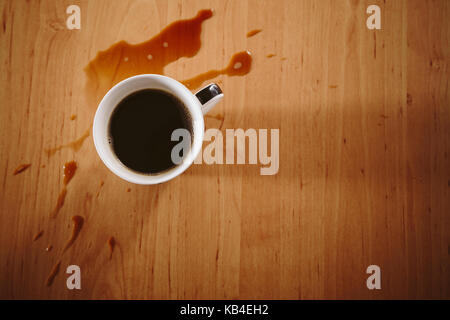 Caffè versato su un tavolo Foto Stock