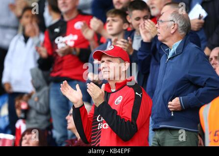 Crawley town fan visto durante il cielo scommettere league 2 match tra Colchester Regno e crawley town a Weston homes comunità stadium di Colchester. 09 set 2017 Foto Stock