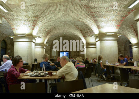 La gente seduta in Cafe nella cripta con il suo soffitto a volta di mattoni arcuati tetto off St Martins nel campo a Londra Inghilterra Foto Stock