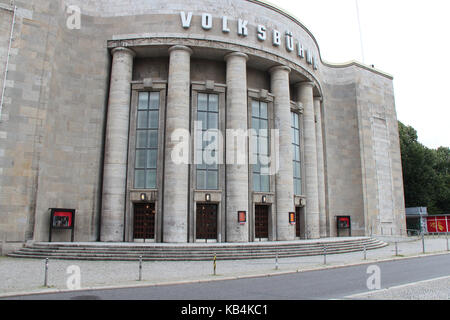 Teatro (volksbuhne) su rosa-Lussemburgo square a Berlino (Germania). Foto Stock