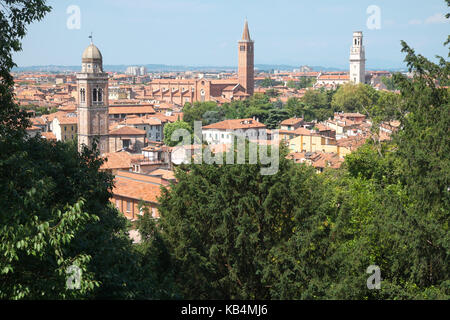 Verona Italia torri della chiesa oltre la zona della città vecchia come si vede dal Giardino Giusti gardens Foto Stock