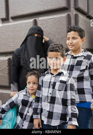 Una donna dallo Yemen e i suoi tre figli di indossare le magliette uguali a lui giorno musulmano sfilata in Midtown Manhattan, a New York City. Foto Stock