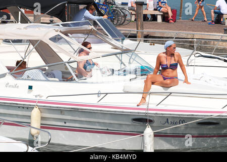 Bardolino, Lago di Garda, Italia barche a motore con equipaggio femmina membri Foto Stock