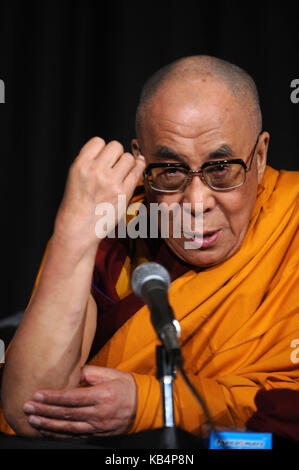 New YORK - 20 MAGGIO: Sua Santità Il Dalai lama visita radio City Music Hall il 20 maggio 2010 a New York City. Persone: Il Dalai Lama Trasmissione Ref: Mnc1 Credito: Hoo-Me.com / Mediapunch Foto Stock