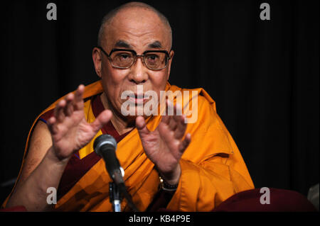 New YORK - 20 MAGGIO: Sua Santità Il Dalai lama visita radio City Music Hall il 20 maggio 2010 a New York City. Persone: Il Dalai Lama Trasmissione Ref: Mnc1 Credito: Hoo-Me.com / Mediapunch Foto Stock