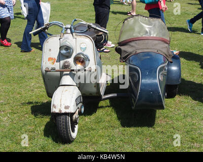 Un retro scooter a un estate scooter soddisfare Foto Stock