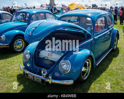 Un classico Volkswagen maggiolino a baechbuggin beetle si incontrano a Southsea portsmouth Foto Stock