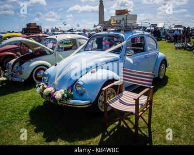 Un classico Volkswagen maggiolino a baechbuggin beetle si incontrano a Southsea portsmouth Foto Stock