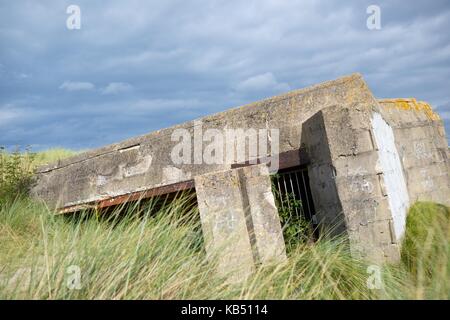 Rovine di bunker in Juno Beach, COURSEULLES sur mer, Normandia, Francia Foto Stock