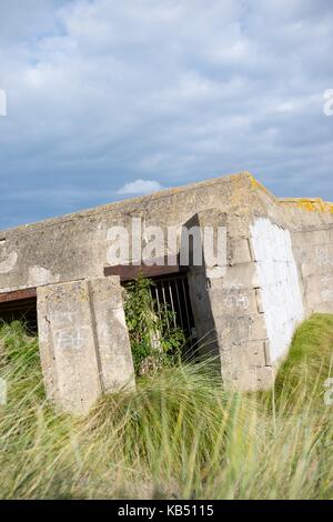 Rovine di bunker in Juno Beach, COURSEULLES sur mer, Normandia, Francia Foto Stock