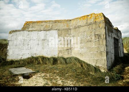 Rovine di bunker in Juno Beach, COURSEULLES sur mer, Normandia, Francia Foto Stock