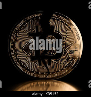 Bitcoin crack vista frontale golden coin. bitcoin concetto di bolla. cryptocurrency crash concetto. golden denaro digitale moneta. isolato su sfondo nero. 3 Foto Stock