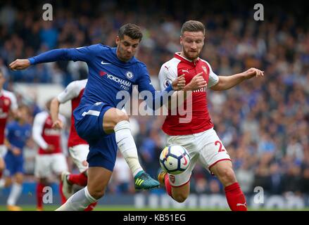 Álvaro appartamento Morata del Chelsea il sistema VIES per la palla con shkodran mustafi di arsenal durante il match di premier league tra Chelsea e Arsenal a Stamford Bridge di Londra. 17 set 2017 Foto Stock