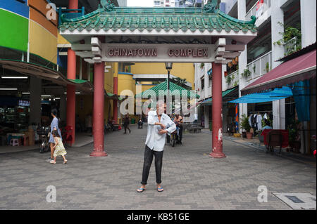 20.07.2017, Singapore, Repubblica di Singapore, in asia - Il portale del complesso di Chinatown con il collegamento di zona pedonale a Singapore il quartiere Chinatown Foto Stock