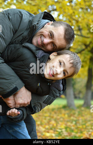 Padre e figlio avente fun Foto Stock