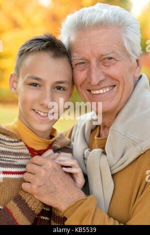 Nonno e nipote nel parco autunnali Foto Stock