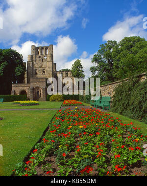 Le rovine di Kelso Abbey visto dall'abbazia giardino, a Kelso, Roxburghshire Foto Stock