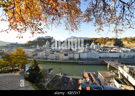 Austria, Salisburgo, centro storico sono classificati come patrimonio mondiale dall'UNESCO, la Città Vecchia (Altstadt) e il castello di Hohensalzburg Foto Stock