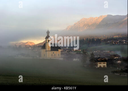 Austria, Tirolo, andando am Wilder Kaiser, il paesaggio alpino e cottage prima le montagne di Wilder Kaiser Foto Stock