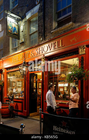 Regno Unito, Londra, charing cross, l'unico pub che è in due parti della città, la nave & shovell Foto Stock