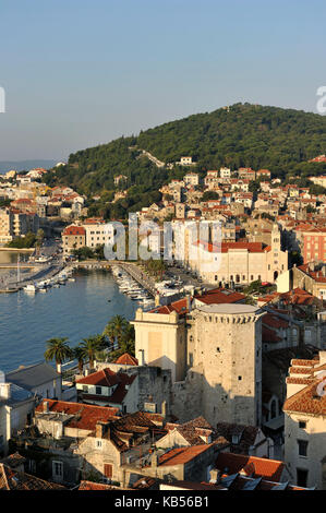 Croazia, Dalmazia, Split, la vecchia città romana sono classificati come patrimonio mondiale dall' UNESCO e Riva (o passeggiata sul mare) Foto Stock