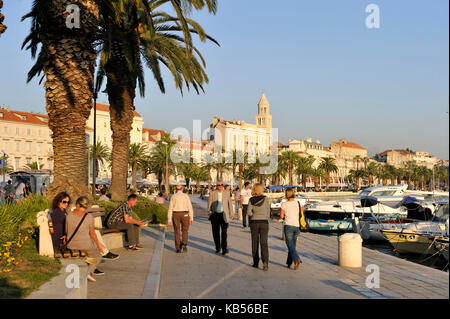 Croazia, costa dalmata, Spalato, vecchia città romana dichiarata Patrimonio Mondiale dell'UNESCO e Riva (o lungomare) fiancheggiata da palme Foto Stock