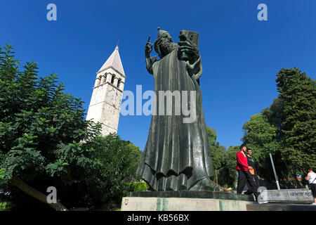 Croazia, costa dalmata, Spalato, vecchia città romana dichiarata Patrimonio Mondiale dall'UNESCO, la statua Grgur Ninski (Vescovo Gregorio di Nin) di Mestrovic nel 1929, e il campanile dell'ex convento benedettino Foto Stock